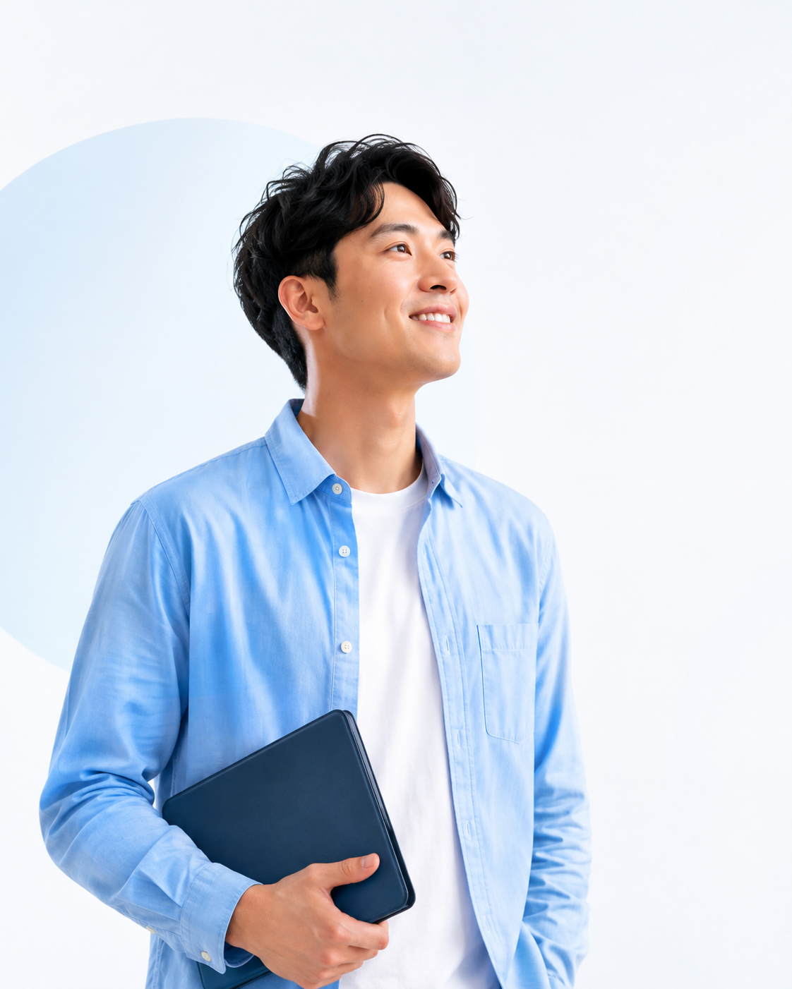 Ứng viên trẻ cầm máy tính bảng