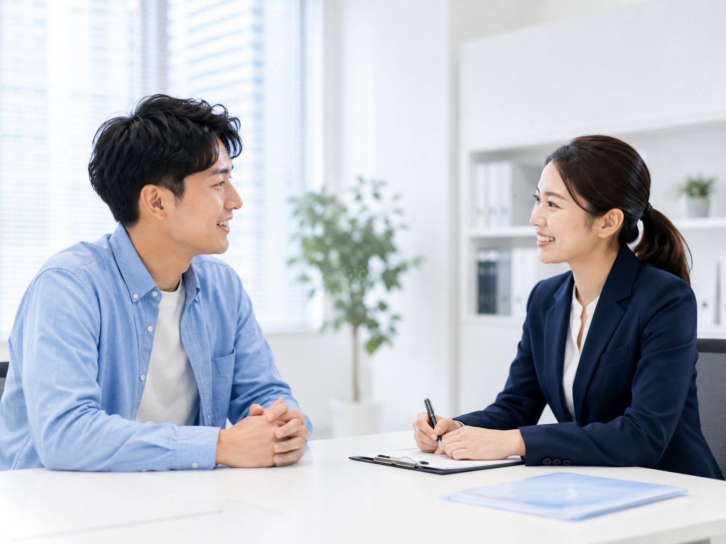 Ứng viên trao đổi trực tiếp với tư vấn viên tại văn phòng
